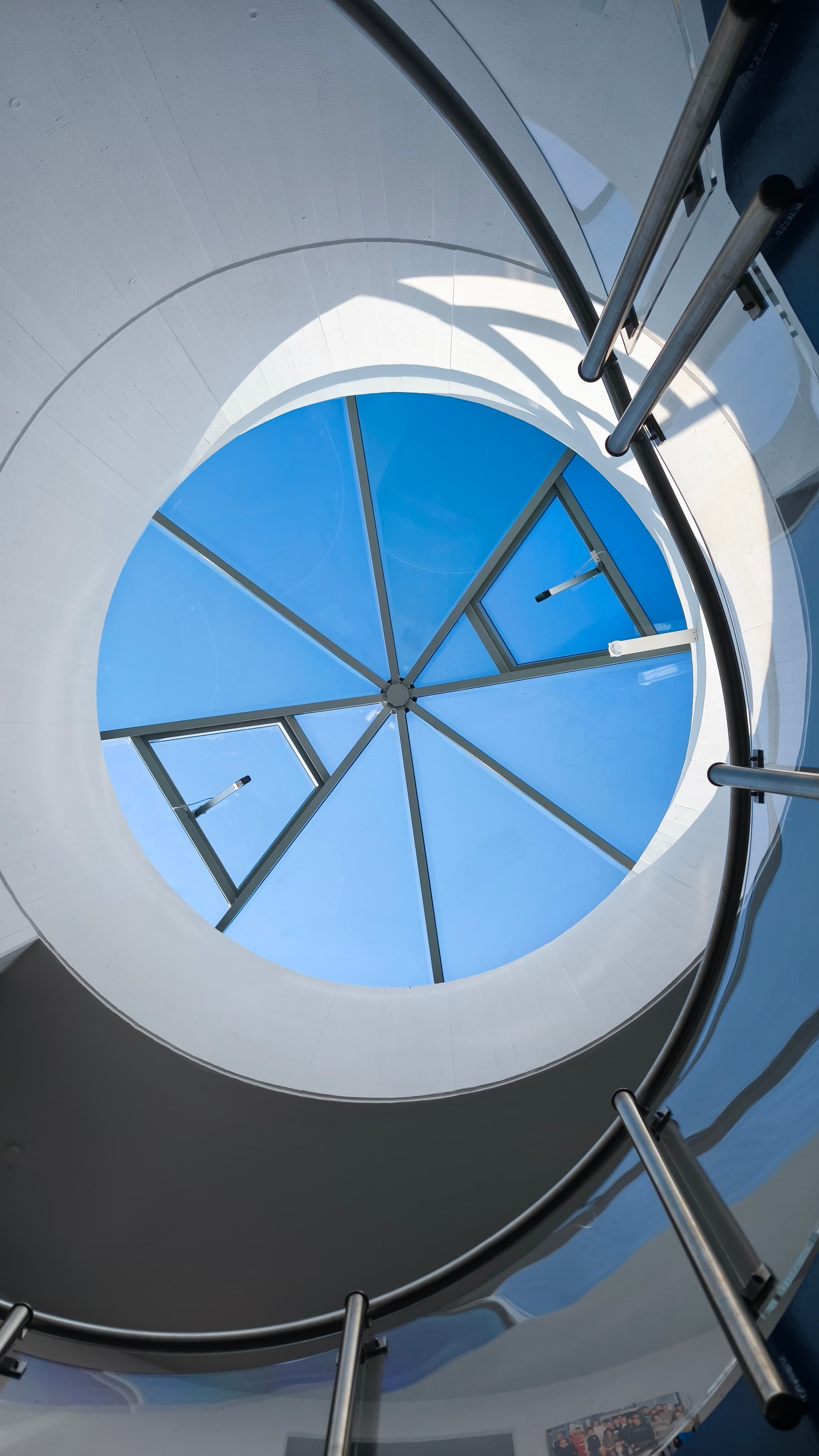 Innenansicht der Lichtkuppel während der Montage, teils mit Prestige 70 foliert