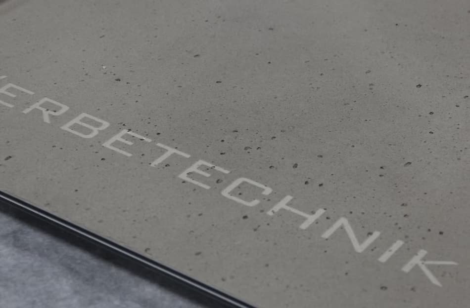 Gefrästes Betonfurnier als handwerkliches Projekt von LK Werbetechnik