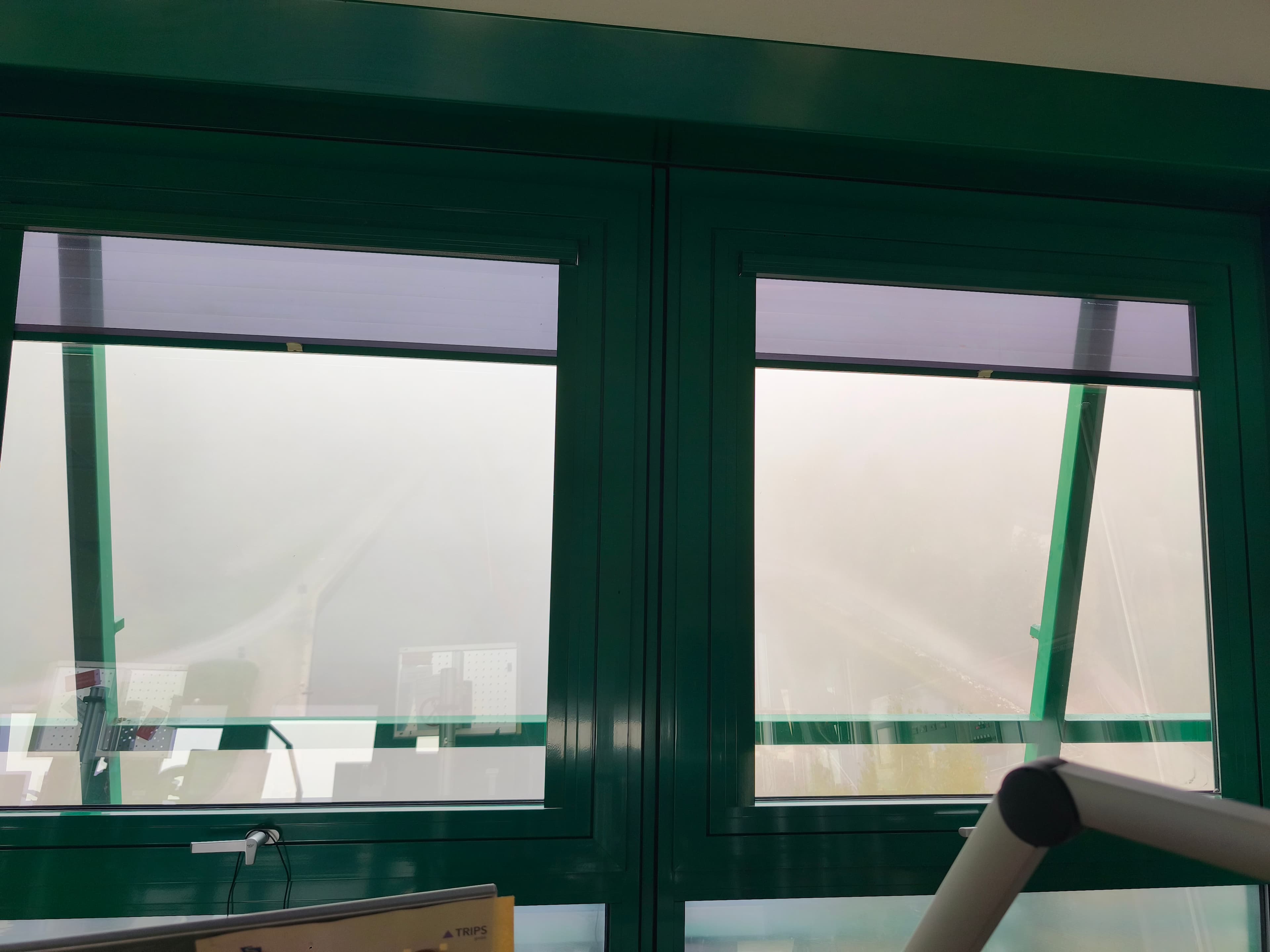 Schleuse Hilpoltstein: bereits spiegelnd beschichtete Fenster, links zusätzlich mit Sonnenschutzfolie verbessert