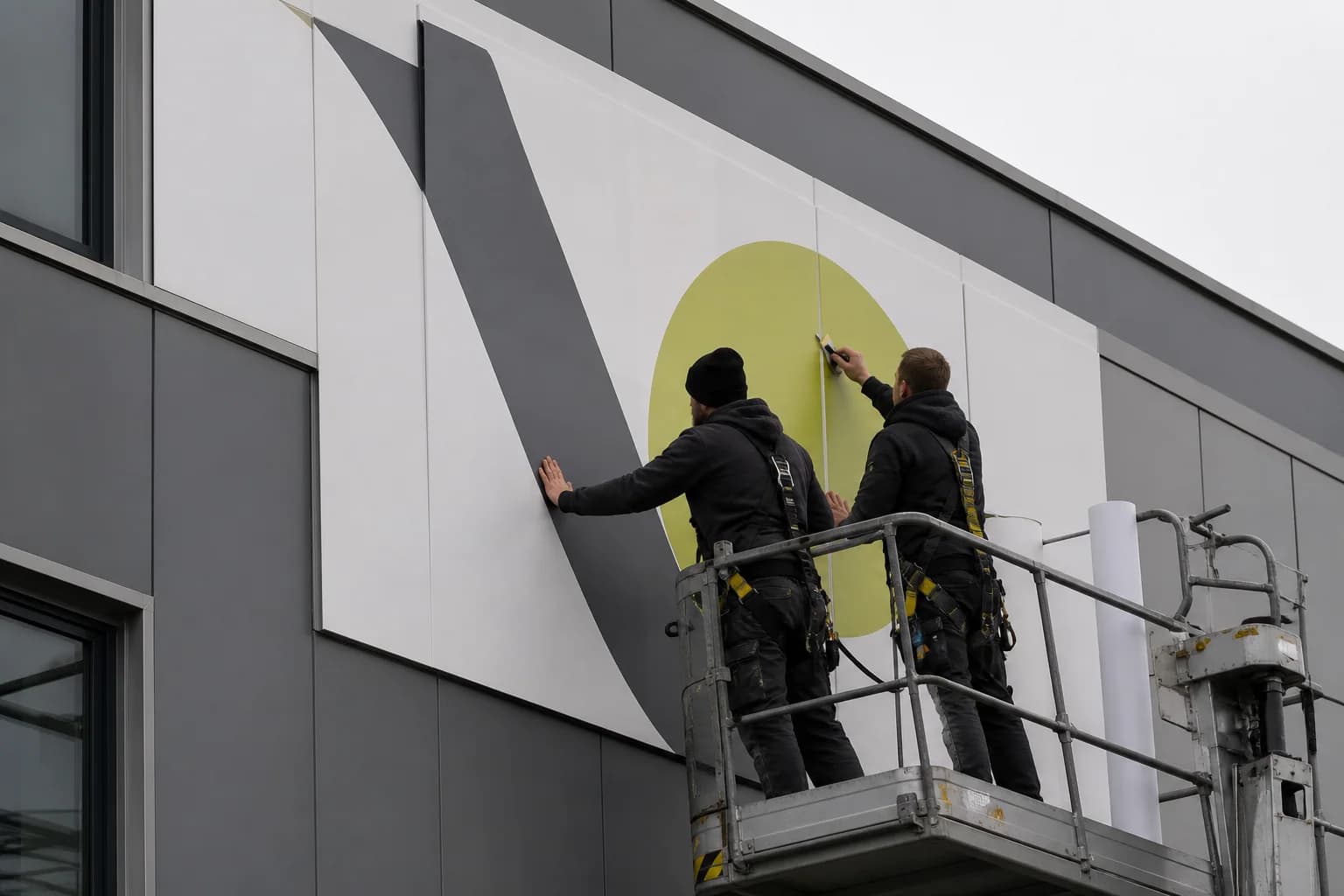 Gestaltete Gewerbefassade mit markanter Foliengrafik